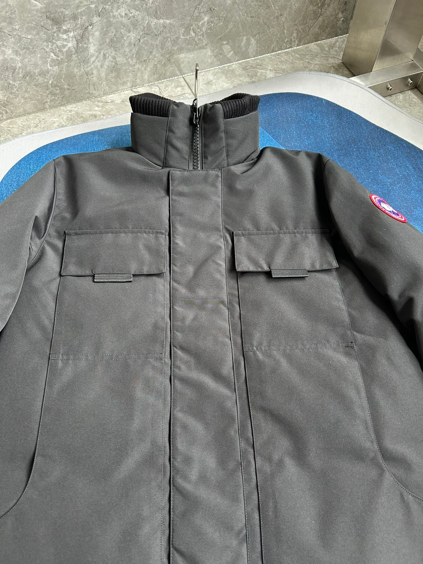 P840 E24 model 5816M Expedition men's model black detail. Sizes: XS S M L XL XXL.
